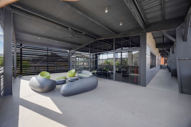 Building Photo - 908 White St