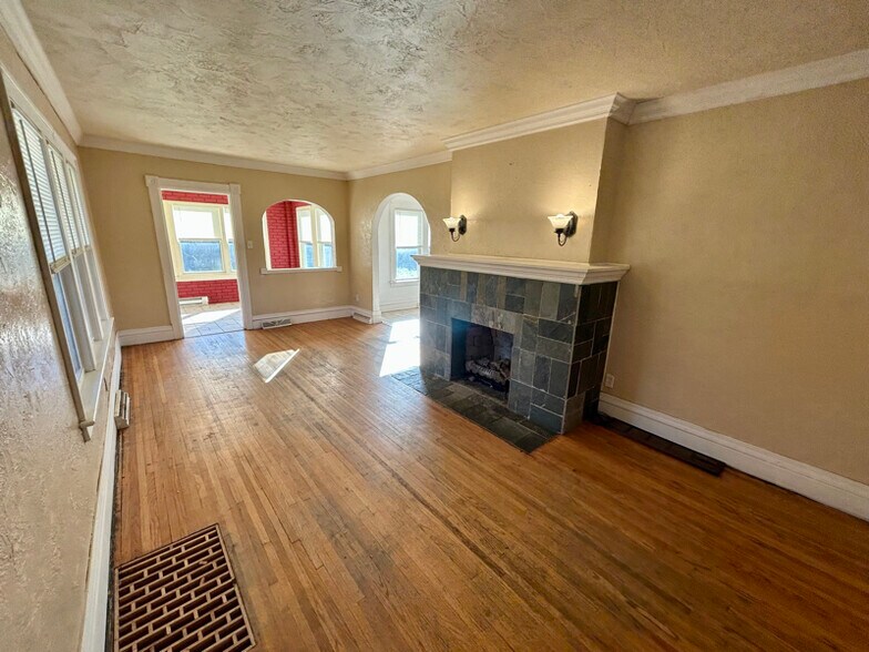 Building Photo - 1407 Strong Ave