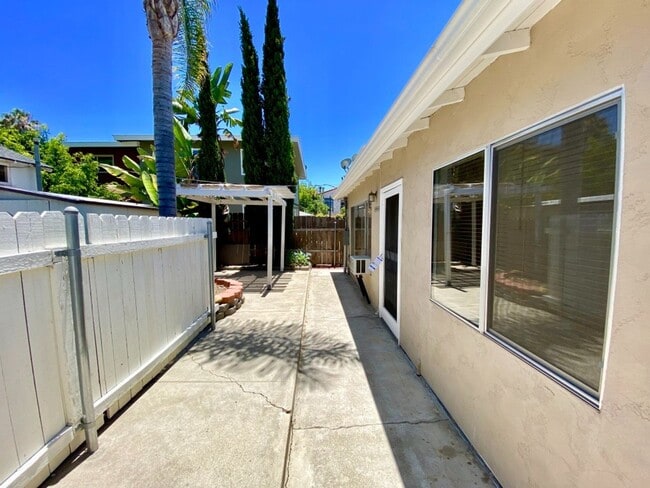 Building Photo - FOR RENT - 2 Br/1Ba 900 SF Cozy Single Sto...
