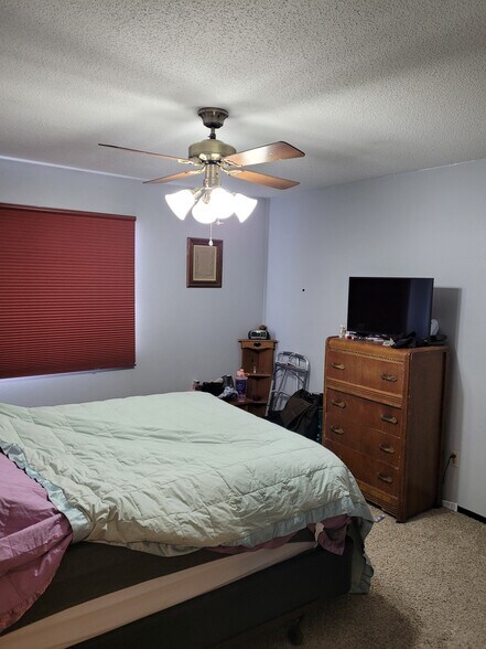 Building Photo - 341 Prairiewood Cir S