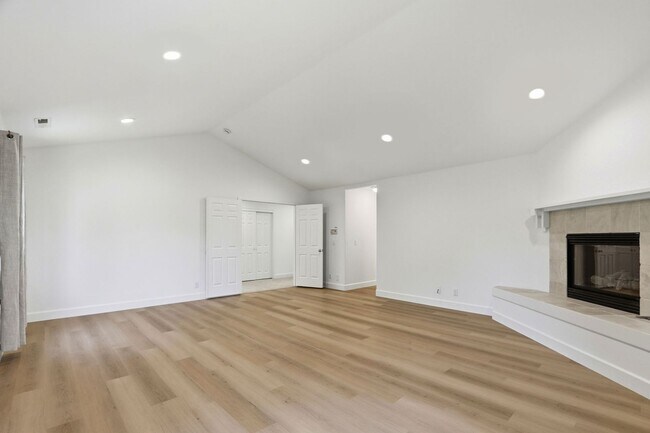 Building Photo - Gorgeous 5-Bedroom Los Gatos Home