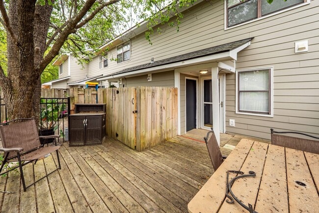 Building Photo - 2 Bedroom, 1.5 Bathroom Townhome in Island Bluff - James Island