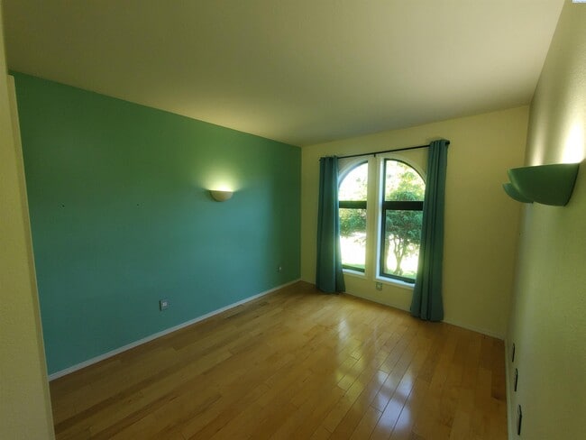 Building Photo - North Richland For Rent