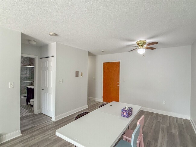 Building Photo - 28 Kenmar Dr