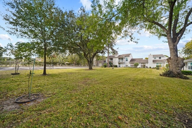 Building Photo - 8 Hideaway Dr