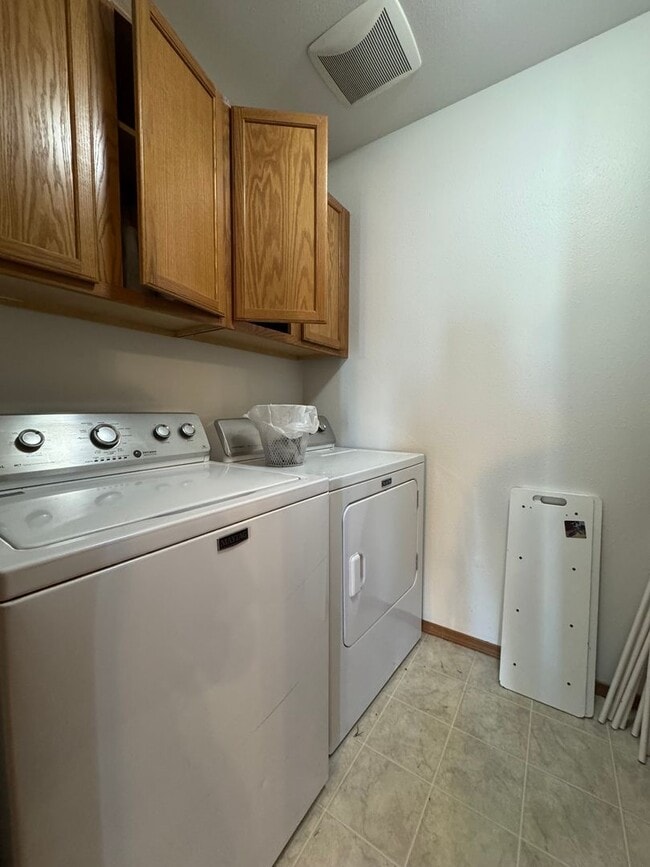 Building Photo - 3-Bedroom Home for Lease with Fenced Backyard