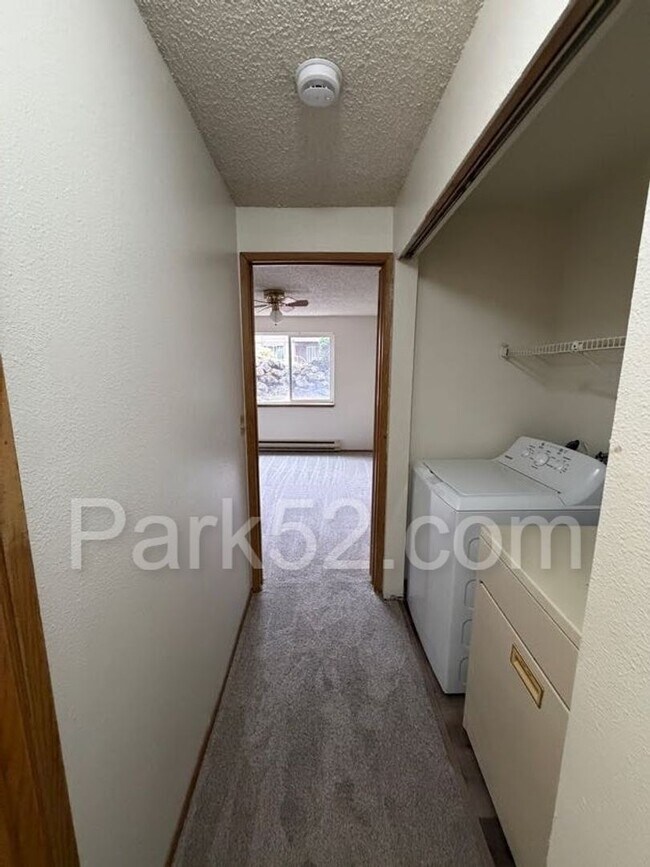 Building Photo - 5025 S Orchard #B