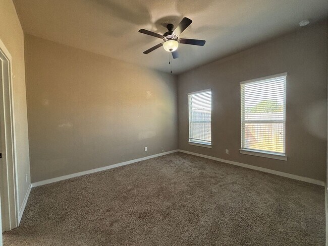 Building Photo - Luxury 3 Bed-2 Bath Duplex in NBTX!