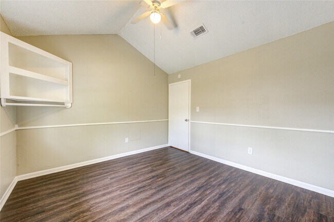 Building Photo - 212 Quaker Dr