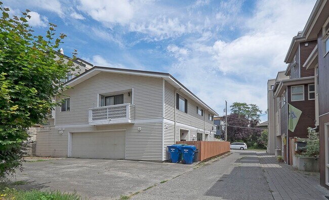 Building Photo - HASHASH BALLARD DUPLEX