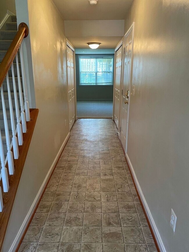 Building Photo - COZY TOWNHOUSE - Minutes to Quantico