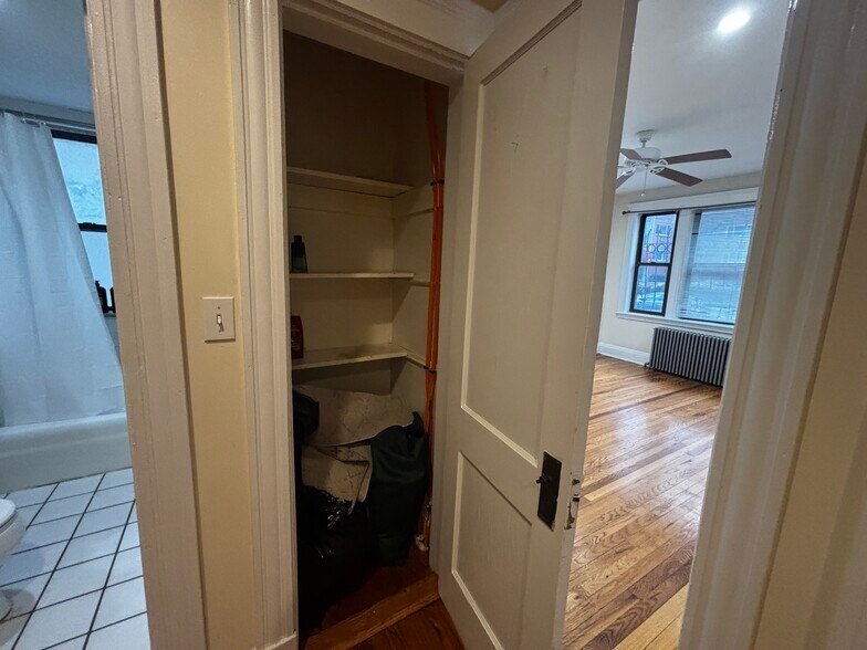 Building Photo - 208 Kelton St