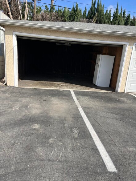 Building Photo - 5644 1/2 Kester Ave