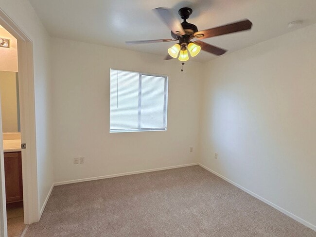 Building Photo - 4 bed/3bath in desirable Paseo Del Rio Community