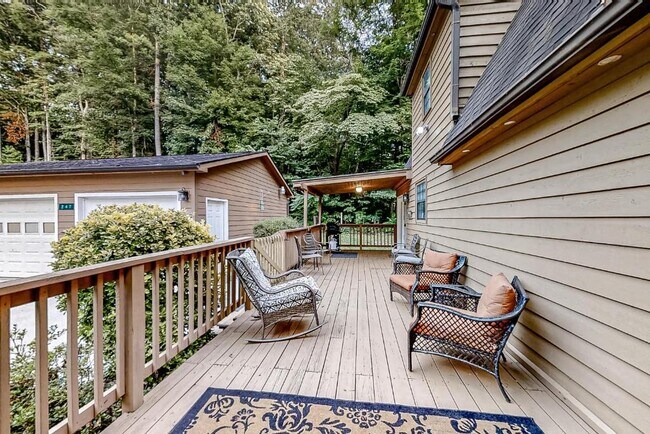 Building Photo - 247 Lakeview Ln