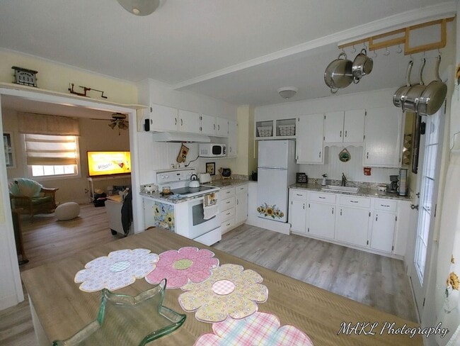 Building Photo - Charming Cottage in Park Circle — Modern Updates, Big Backyard!