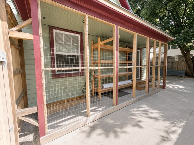 Building Photo - Heart of Bend Oasis: 3-Bedroom Home with Live-Edge Accents, New Carpet, and Fenced-In Parking