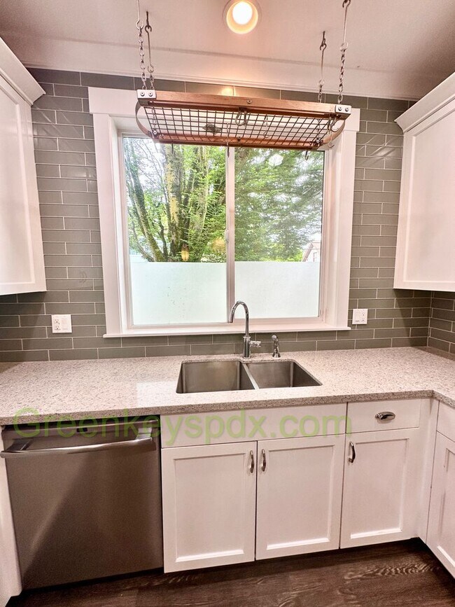 Building Photo - Beautiful Newer Built House in NE Portland