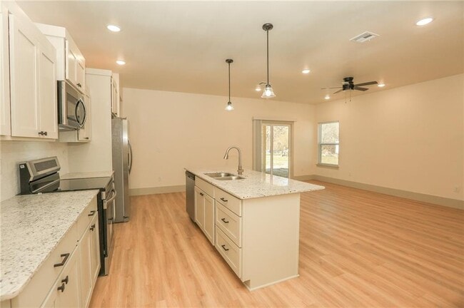 Building Photo - 655 N Genevieve Ave