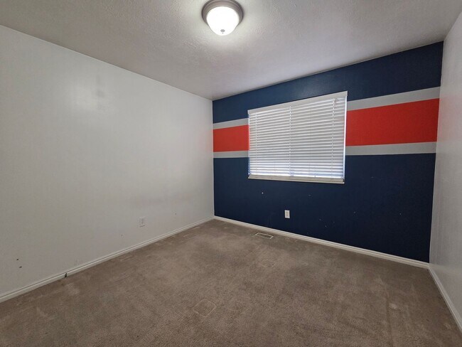 Building Photo - Charming Home in Woods Cross - Ready To Move!
