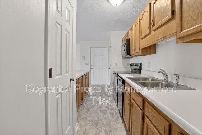 Building Photo - 3701 Cotswold Terrace