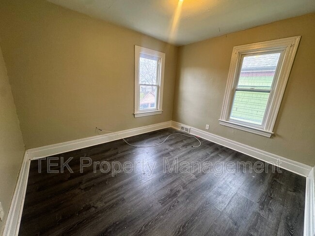 Building Photo - 128 Roslyn St