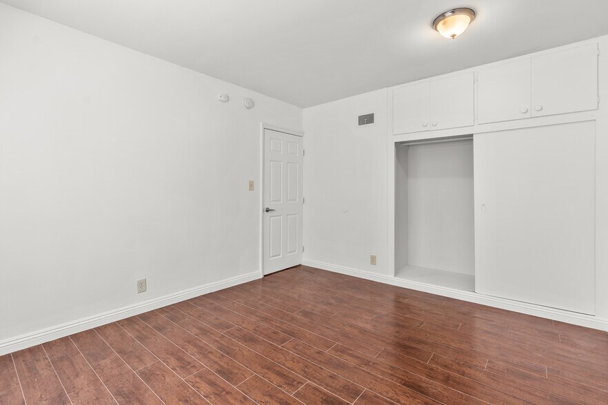 Building Photo - 1142 S Serrano Ave
