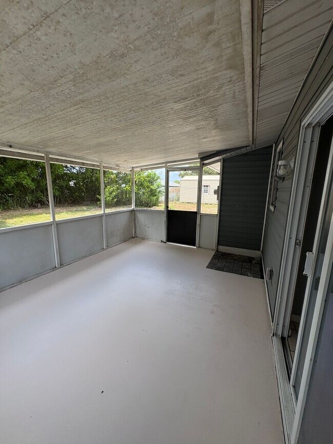 Building Photo - 424 Valley Dr