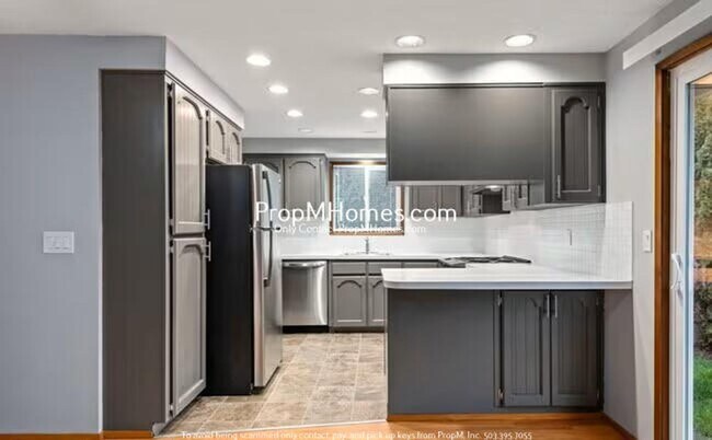 Building Photo - Spacious Three Bedroom Home in Milwaukie!