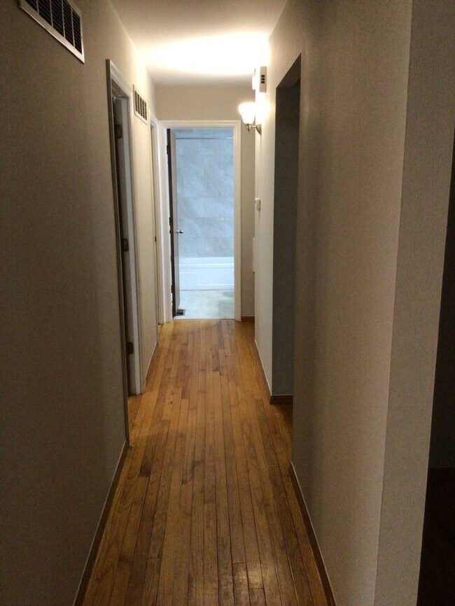 Building Photo - An elegant rental home in Saint Louis!