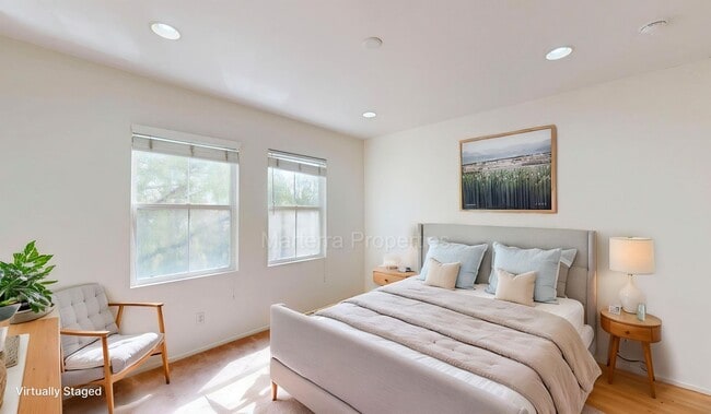 Building Photo - Amazing 2 Bedroom/2.5 Bathroom