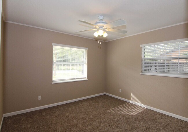 Building Photo - 4/2 with Huge Fenced Yard in Lovely Oviedo