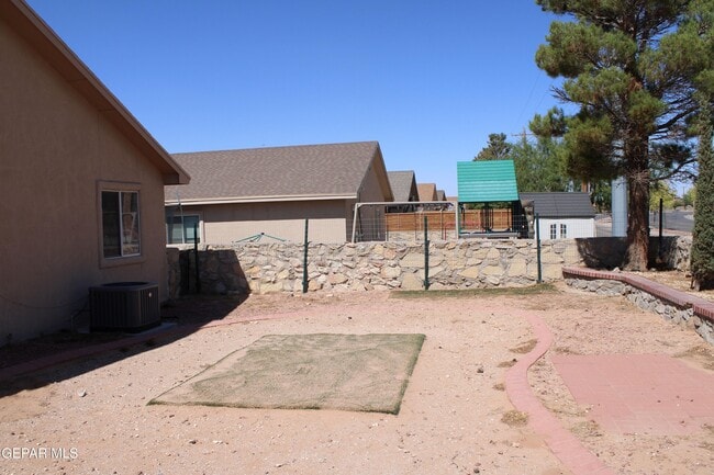 Building Photo - 4608 Lorenzo Ponce Dr