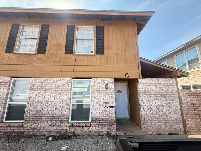 Building Photo - 2619 Ektom Dr