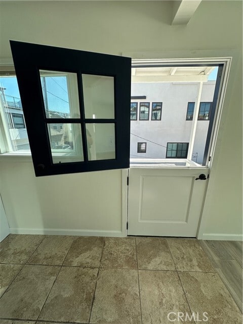 Building Photo - 933 Bayview Dr