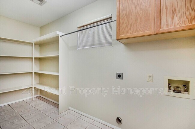 Building Photo - 5802 E Enrose St