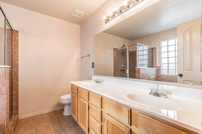 Building Photo - Gorgeous 4 bedroom 2.5 bath home in NorthEast El Paso!!