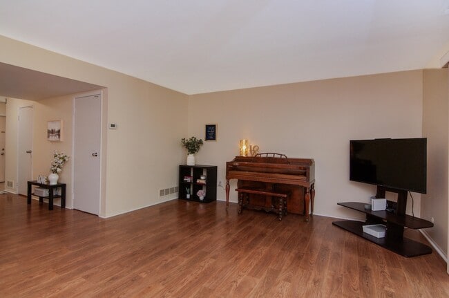 Building Photo - 609 Watersedge Dr