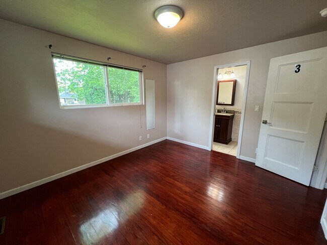 Building Photo - 4 Bedroom Milwaukie Home