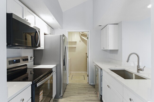 Building Photo - 2302A Melrose Dr