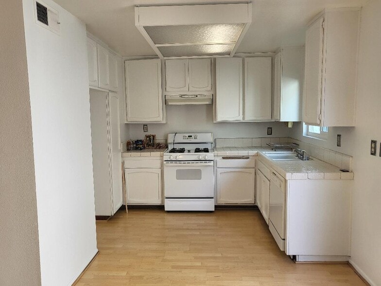 Building Photo - 19231 Sherman Way