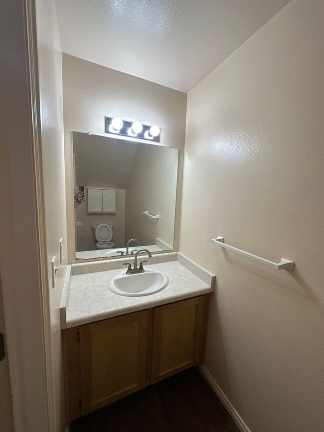 Building Photo - Milford Townhouse