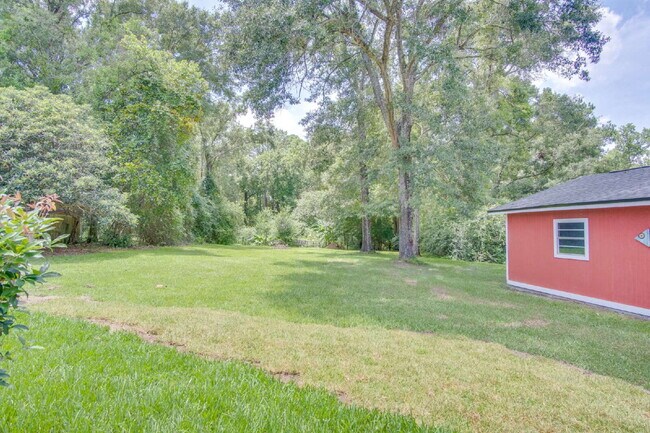 Building Photo - Completely Remodeled 3BR Home on Nearly an Acre with In-Ground Pool, Pool Service Included & Huge...