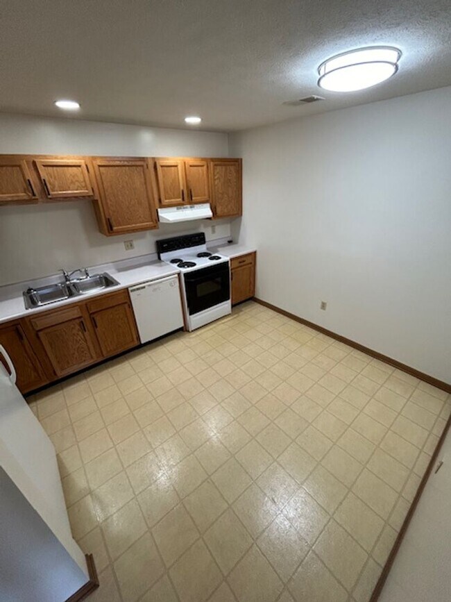 Building Photo - Black Friday Move-in Special! Up to $500 off!