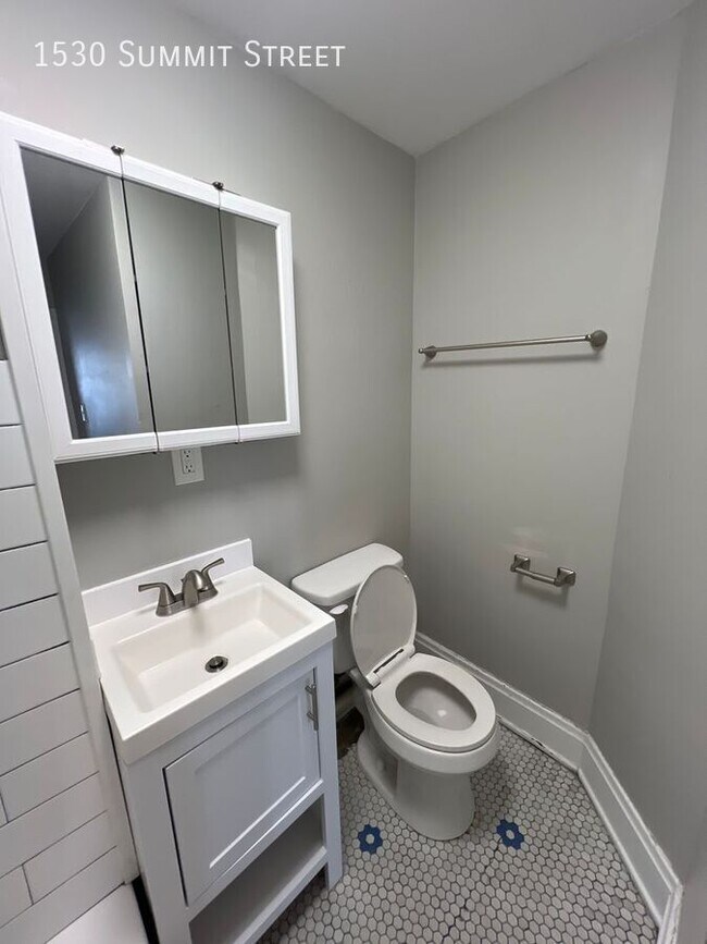 Building Photo - 1530 Summit St