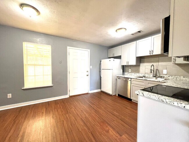 Building Photo - Super house on large private lot