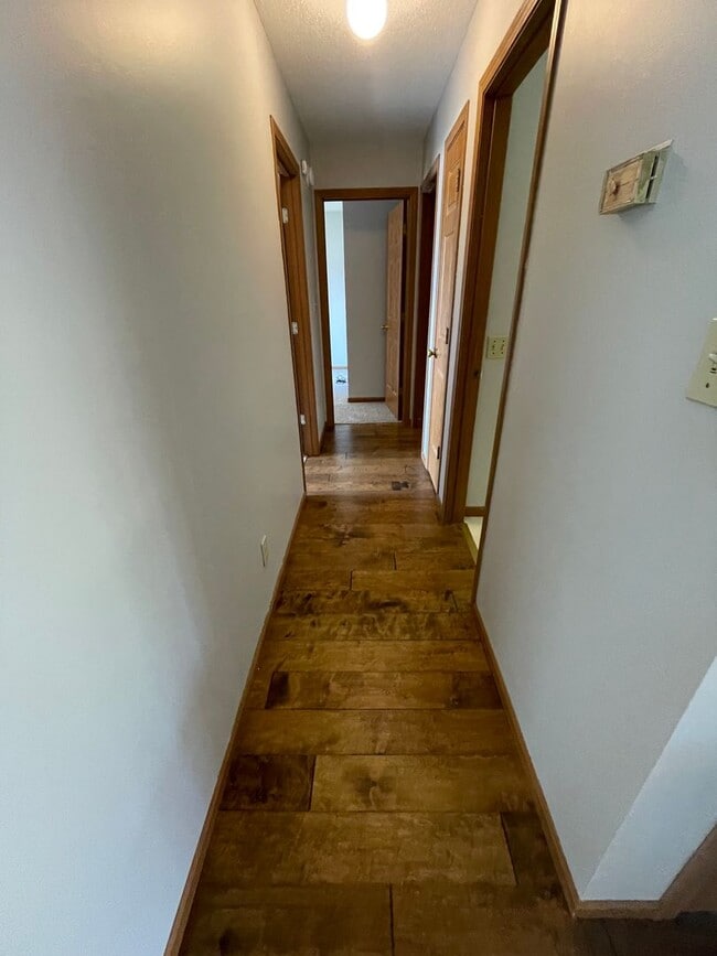 Building Photo - 3 bed/2 bath single- family home