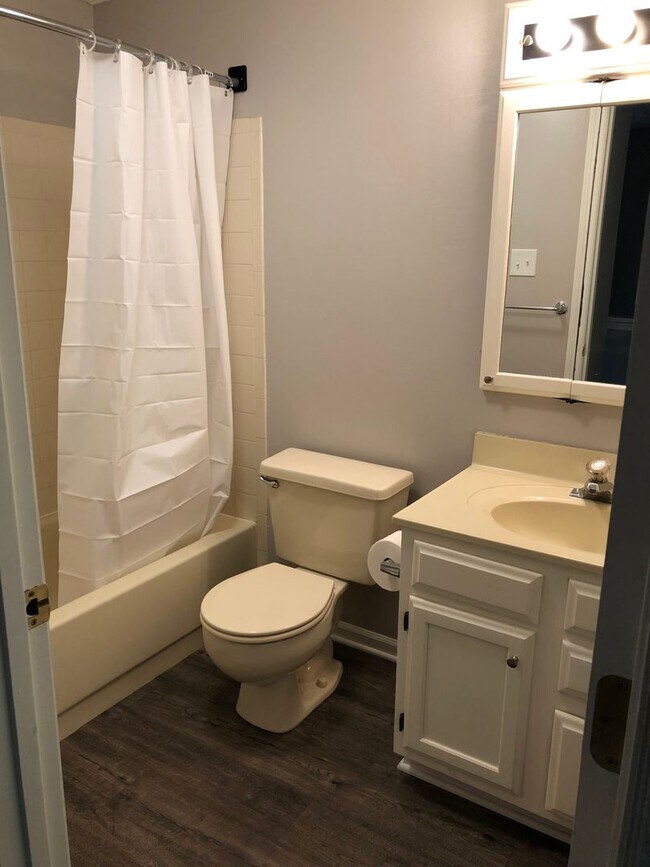 Building Photo - Townhouse-Village of Thomas Run-4 Bathrooms!!