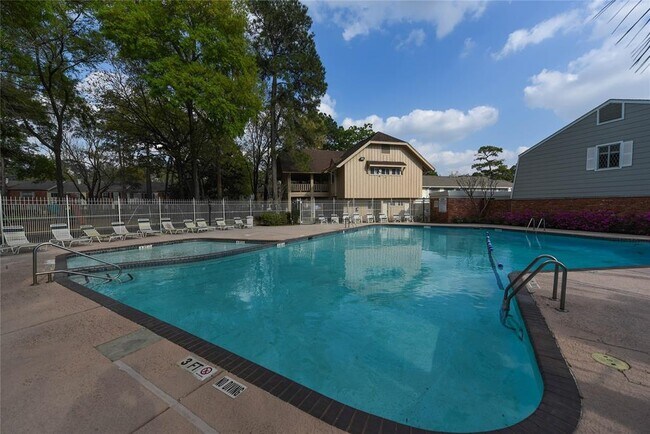 Building Photo - 471 Bendwood Dr