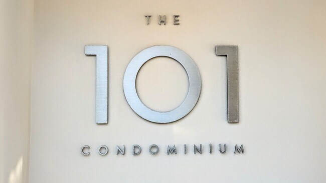 Building Photo - High end condo on waterfront downtown Sarasota!